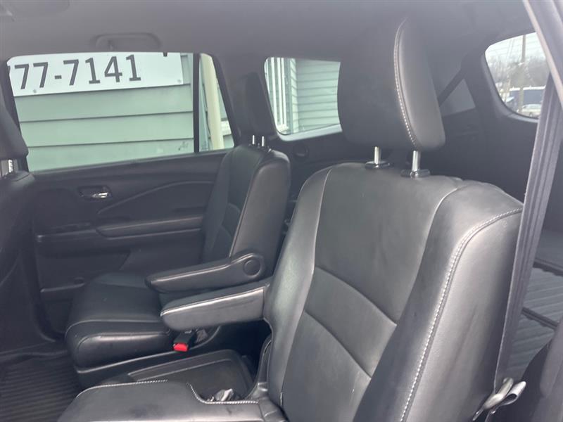Honda Pilot Touring w/Rear Captain's Chairs 2019