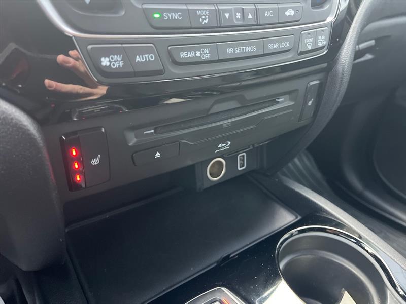 Honda Pilot Touring w/Rear Captain's Chairs 2019