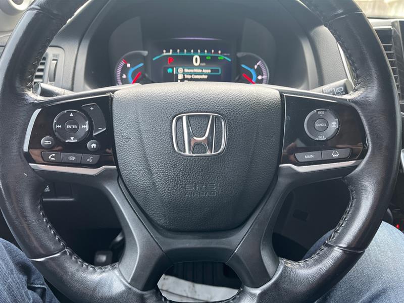 Honda Pilot Touring w/Rear Captain's Chairs 2019