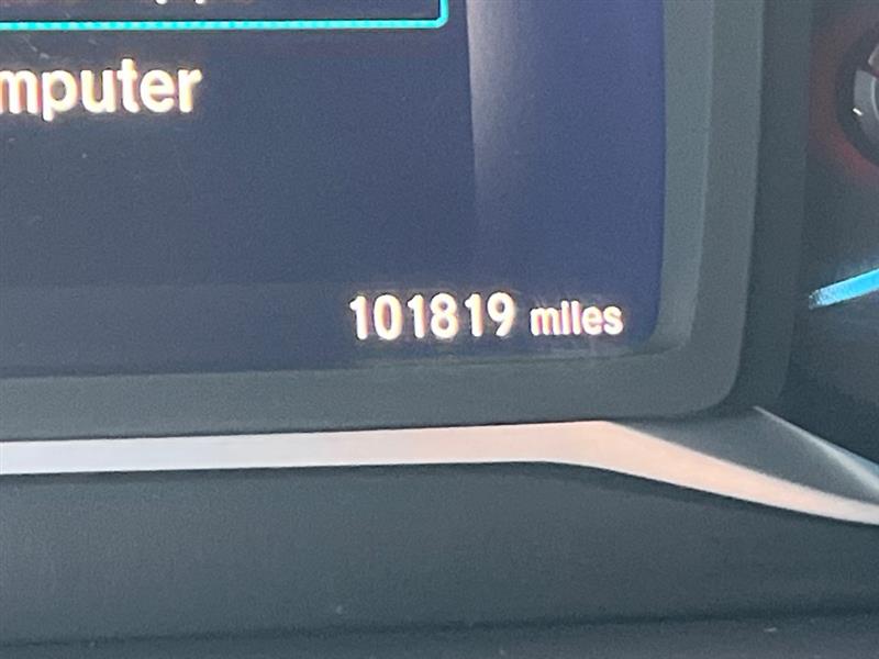 Honda Pilot Touring w/Rear Captain's Chairs 2019