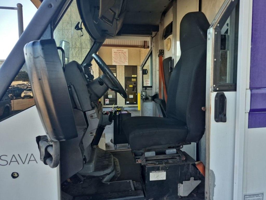 Isuzu NPR  2013
