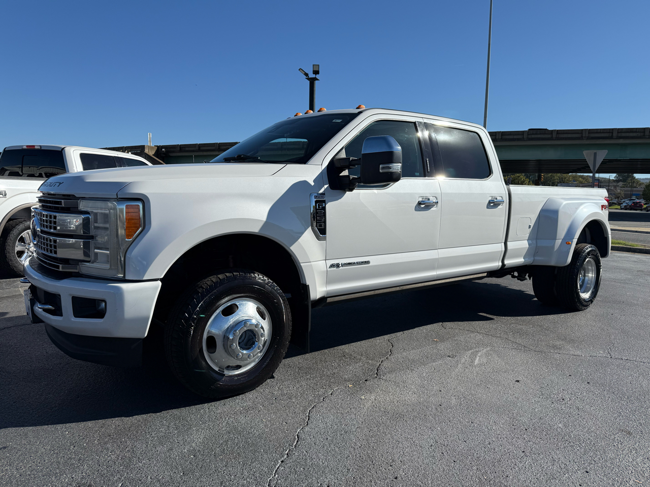 Ford F-350 SD Platinum Crew Cab Long Box 4WD DRW 2017 Ford F-350 SD Platinum Crew Cab Long Box 4WD DRW 2017