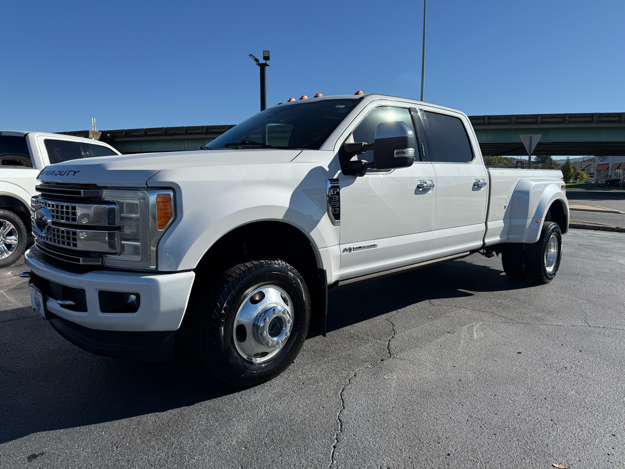Ford F-350 SD Platinum Crew Cab Long Box 4WD DRW 2017 Ford F-350 SD Platinum Crew Cab Long Box 4WD DRW 2017