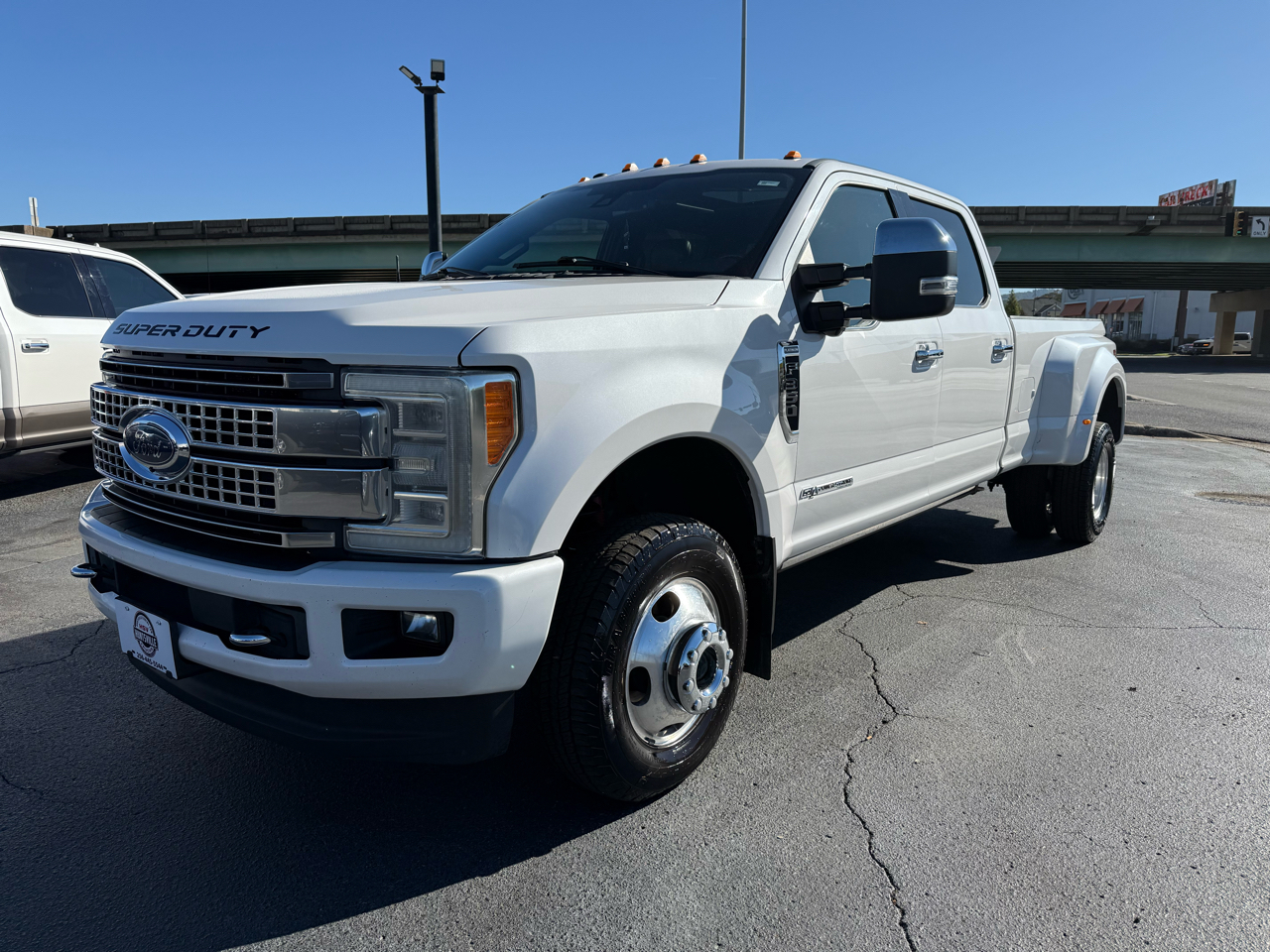 Ford F-350 SD Platinum Crew Cab Long Box 4WD DRW 2017 Ford F-350 SD Platinum Crew Cab Long Box 4WD DRW 2017