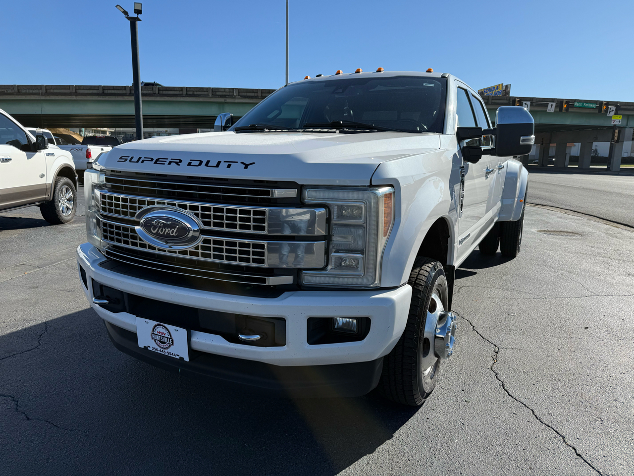 Ford F-350 SD Platinum Crew Cab Long Box 4WD DRW 2017 Ford F-350 SD Platinum Crew Cab Long Box 4WD DRW 2017
