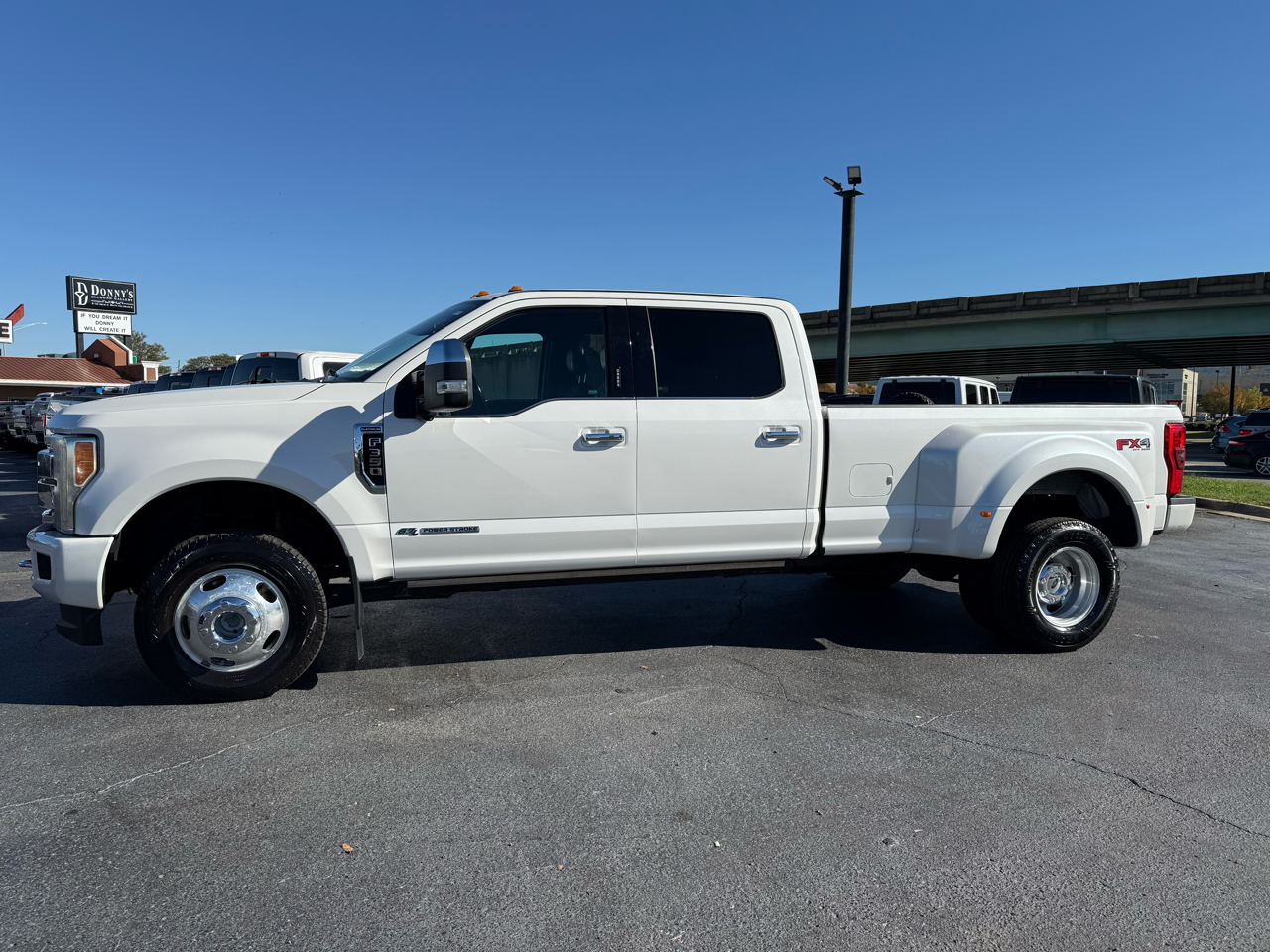 Ford F-350 SD Platinum Crew Cab Long Box 4WD DRW 2017 Ford F-350 SD Platinum Crew Cab Long Box 4WD DRW 2017