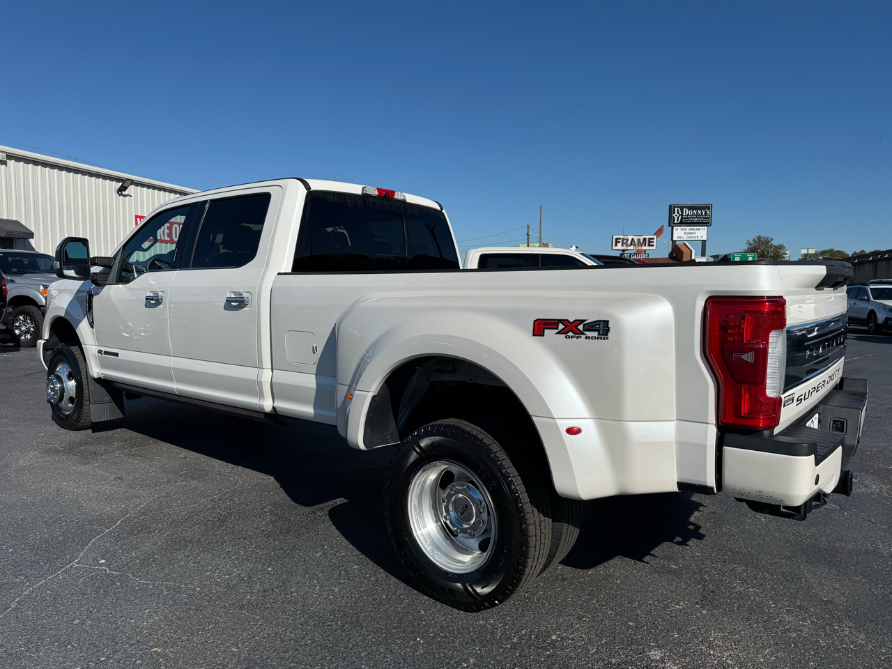 Ford F-350 SD Platinum Crew Cab Long Box 4WD DRW 2017 Ford F-350 SD Platinum Crew Cab Long Box 4WD DRW 2017