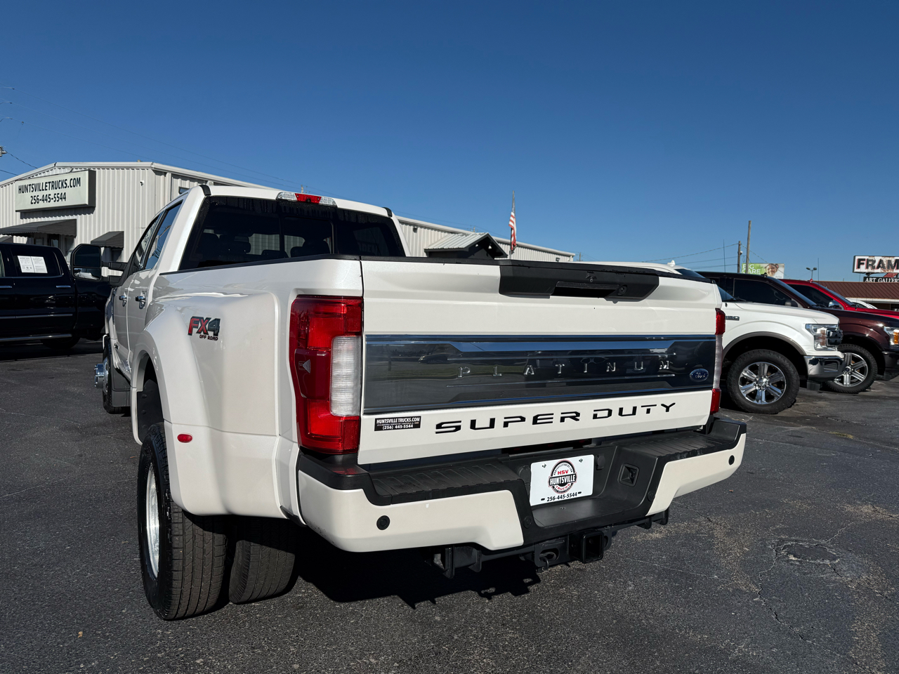 Ford F-350 SD Platinum Crew Cab Long Box 4WD DRW 2017 Ford F-350 SD Platinum Crew Cab Long Box 4WD DRW 2017