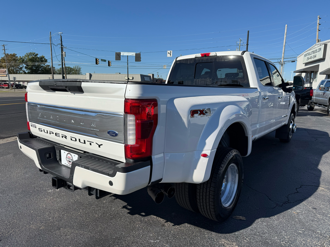 Ford F-350 SD Platinum Crew Cab Long Box 4WD DRW 2017 Ford F-350 SD Platinum Crew Cab Long Box 4WD DRW 2017