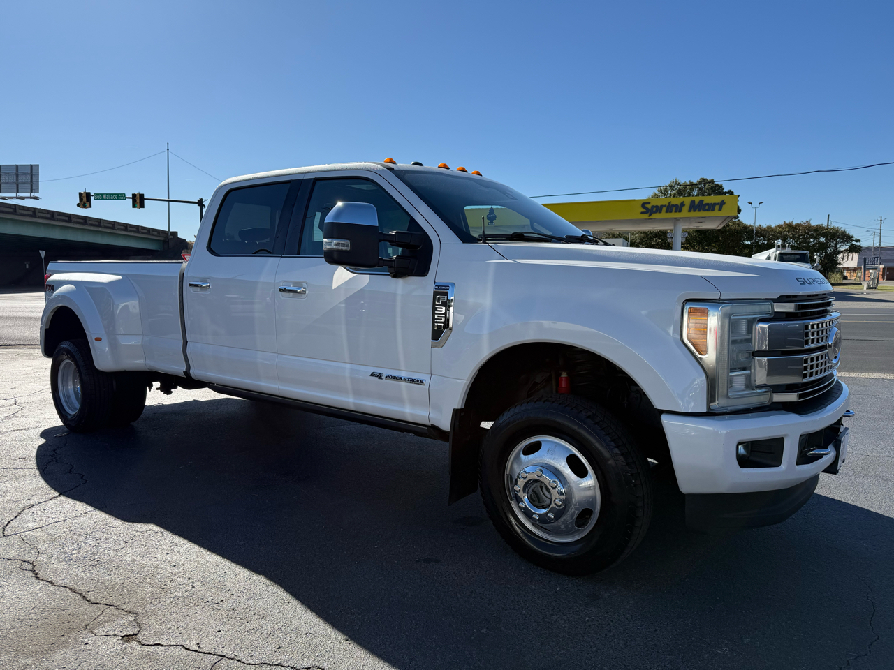 Ford F-350 SD Platinum Crew Cab Long Box 4WD DRW 2017 Ford F-350 SD Platinum Crew Cab Long Box 4WD DRW 2017