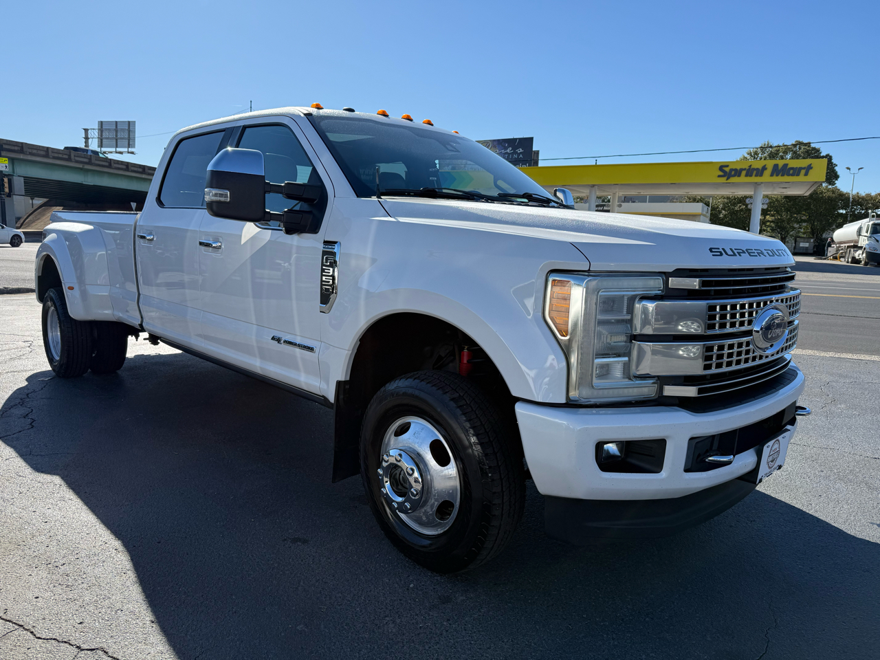 Ford F-350 SD Platinum Crew Cab Long Box 4WD DRW 2017 Ford F-350 SD Platinum Crew Cab Long Box 4WD DRW 2017
