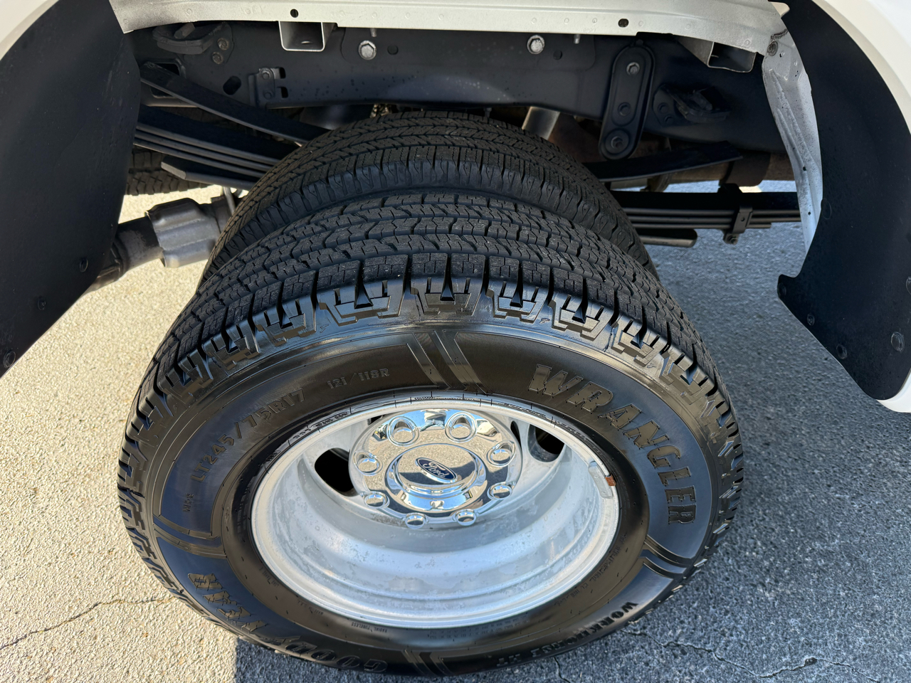 Ford F-350 SD Platinum Crew Cab Long Box 4WD DRW 2017 Ford F-350 SD Platinum Crew Cab Long Box 4WD DRW 2017