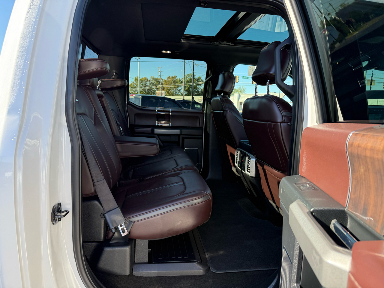 Ford F-350 SD Platinum Crew Cab Long Box 4WD DRW 2017 Ford F-350 SD Platinum Crew Cab Long Box 4WD DRW 2017