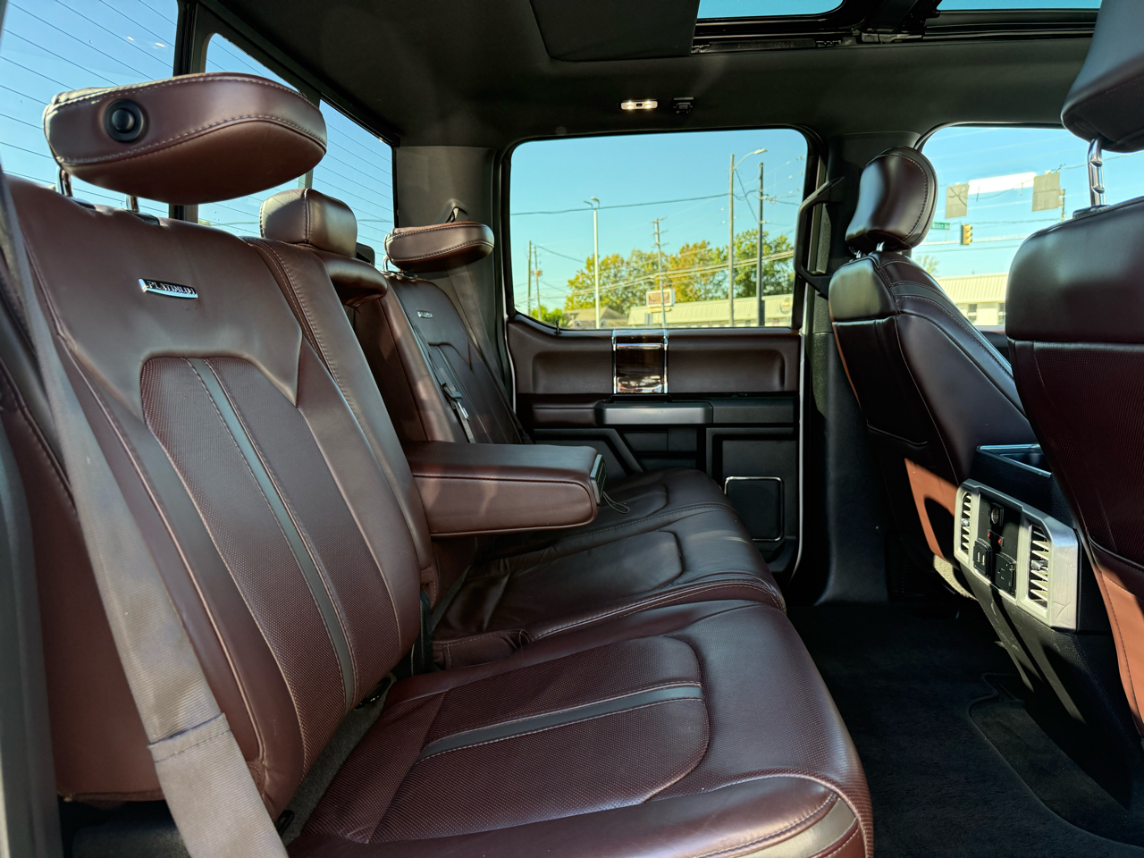 Ford F-350 SD Platinum Crew Cab Long Box 4WD DRW 2017 Ford F-350 SD Platinum Crew Cab Long Box 4WD DRW 2017