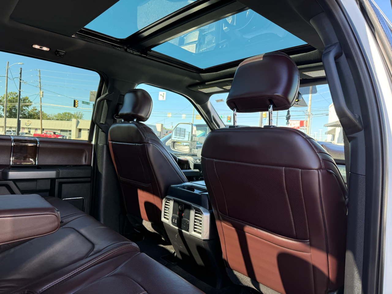 Ford F-350 SD Platinum Crew Cab Long Box 4WD DRW 2017 Ford F-350 SD Platinum Crew Cab Long Box 4WD DRW 2017