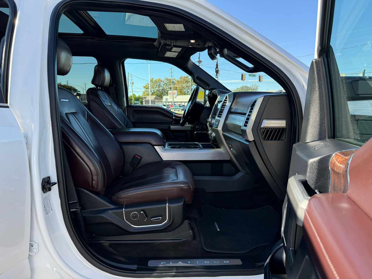 Ford F-350 SD Platinum Crew Cab Long Box 4WD DRW 2017 Ford F-350 SD Platinum Crew Cab Long Box 4WD DRW 2017