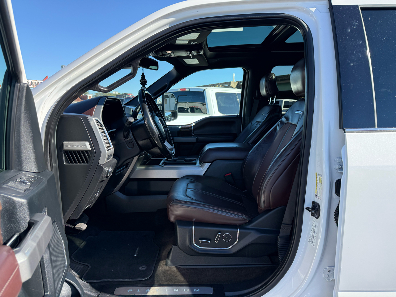 Ford F-350 SD Platinum Crew Cab Long Box 4WD DRW 2017 Ford F-350 SD Platinum Crew Cab Long Box 4WD DRW 2017