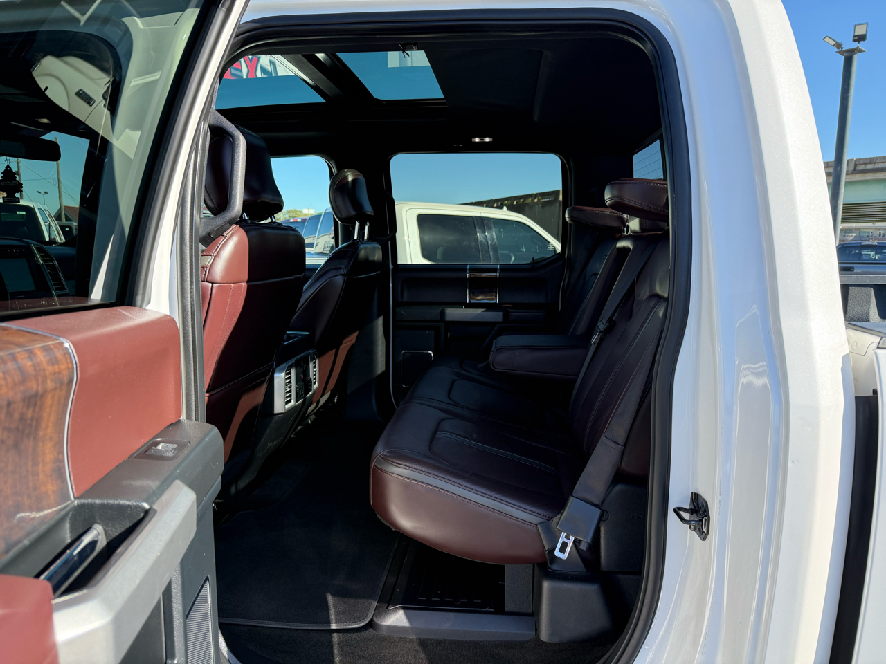 Ford F-350 SD Platinum Crew Cab Long Box 4WD DRW 2017 Ford F-350 SD Platinum Crew Cab Long Box 4WD DRW 2017