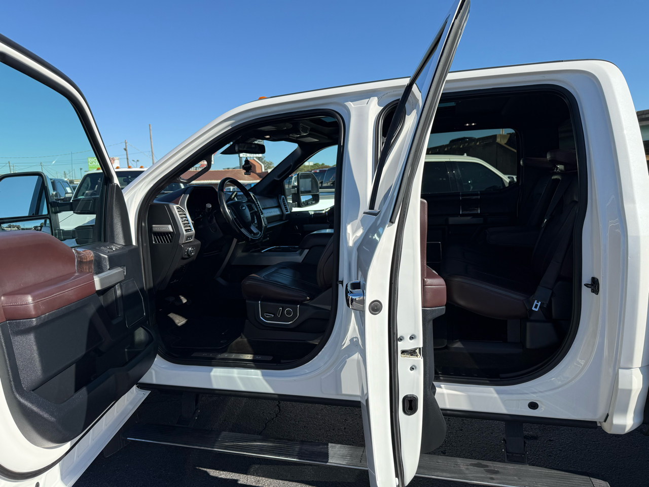 Ford F-350 SD Platinum Crew Cab Long Box 4WD DRW 2017 Ford F-350 SD Platinum Crew Cab Long Box 4WD DRW 2017