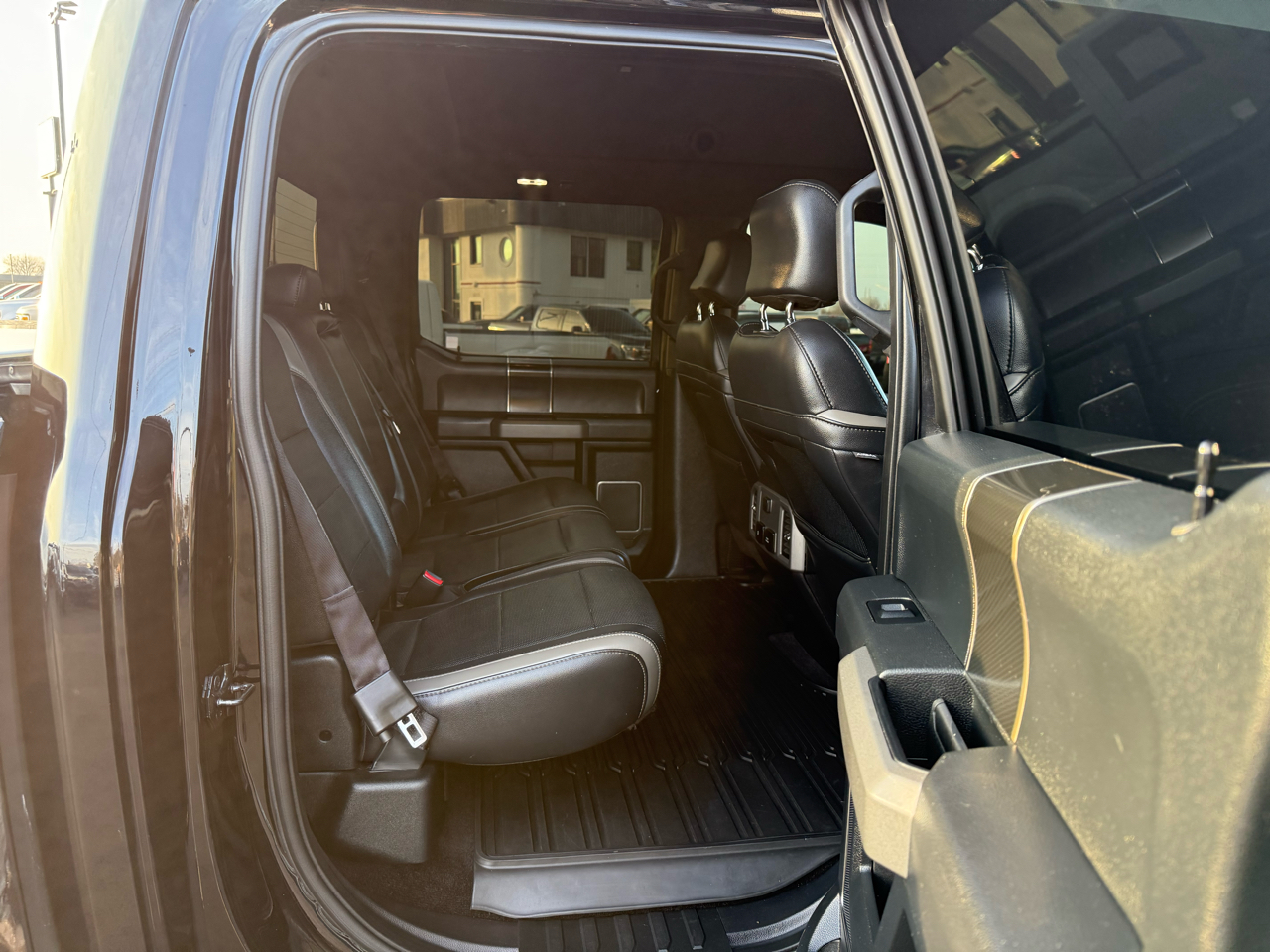 Ford F-150 4WD SuperCrew 145" SVT Raptor 2017