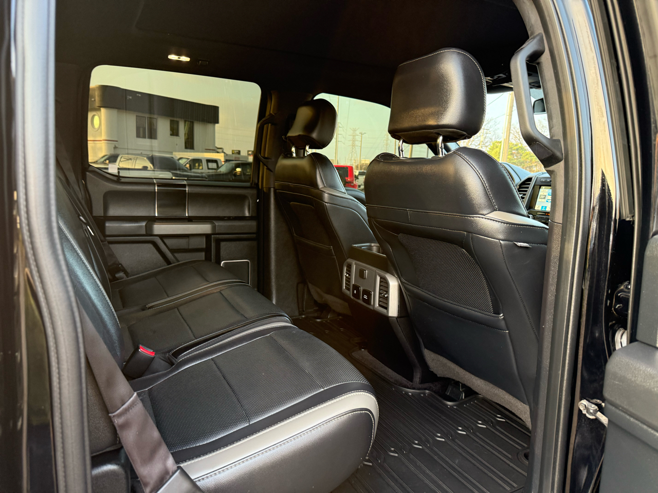 Ford F-150 4WD SuperCrew 145" SVT Raptor 2017