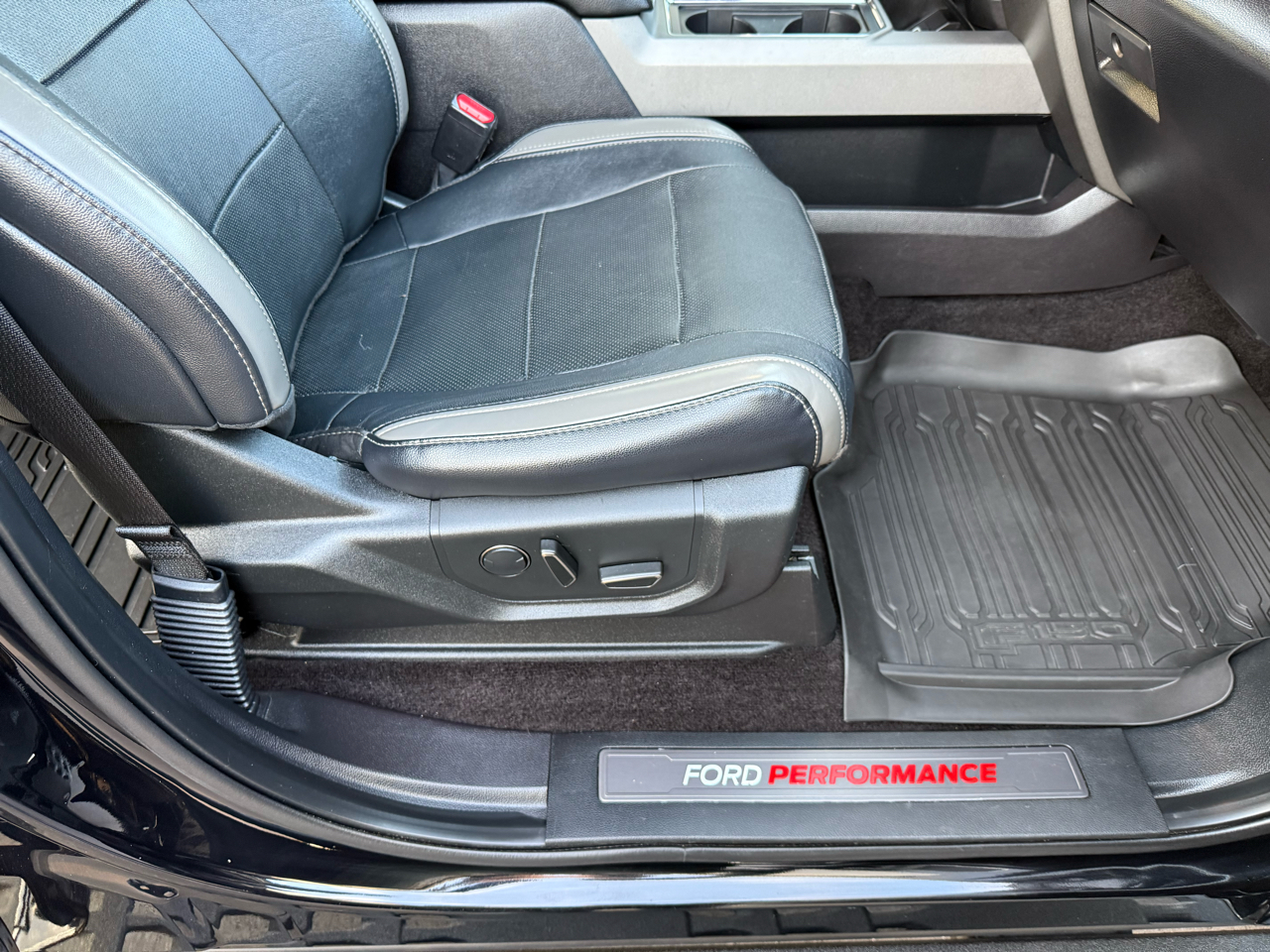 Ford F-150 4WD SuperCrew 145" SVT Raptor 2017