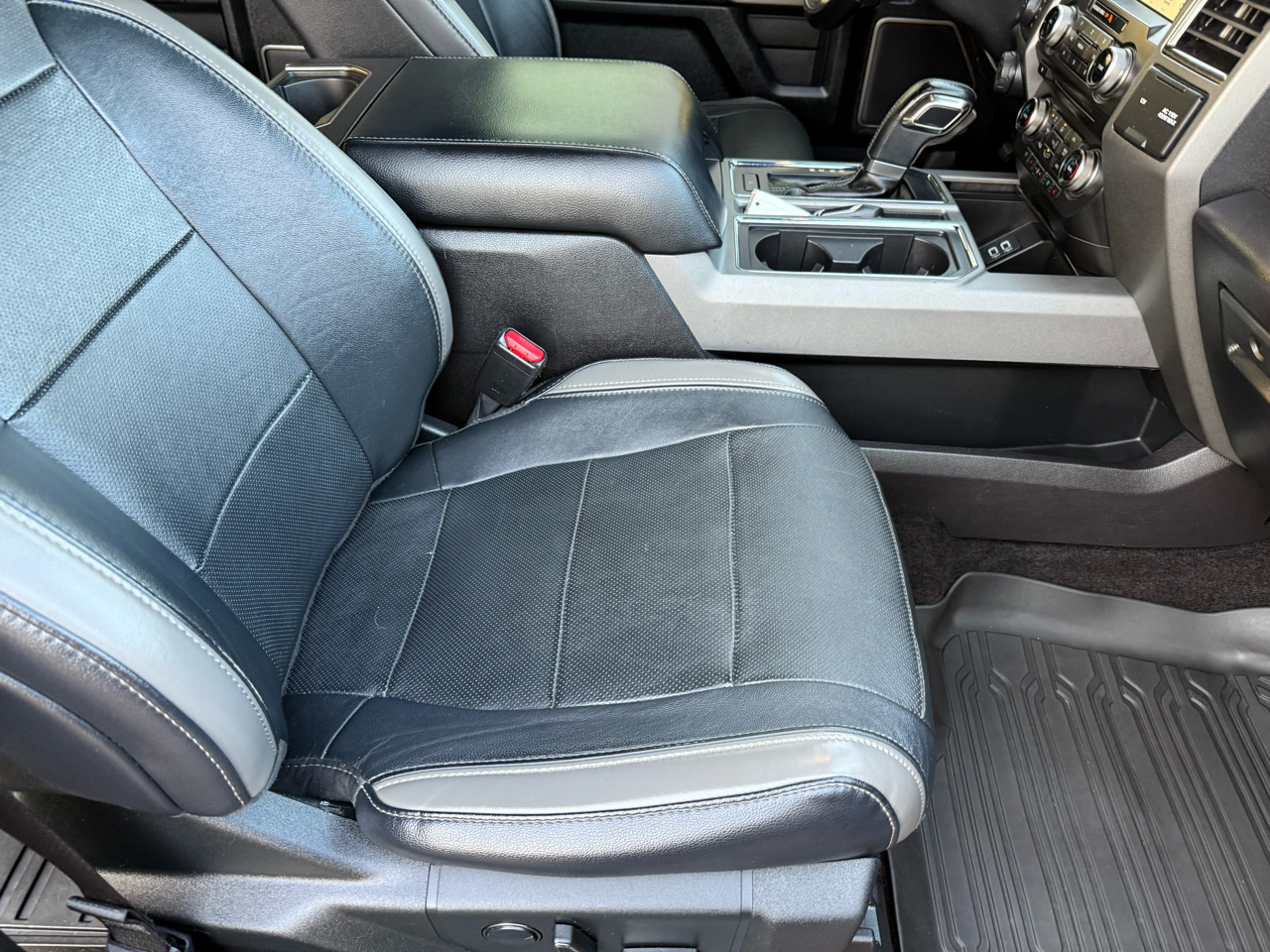 Ford F-150 4WD SuperCrew 145" SVT Raptor 2017