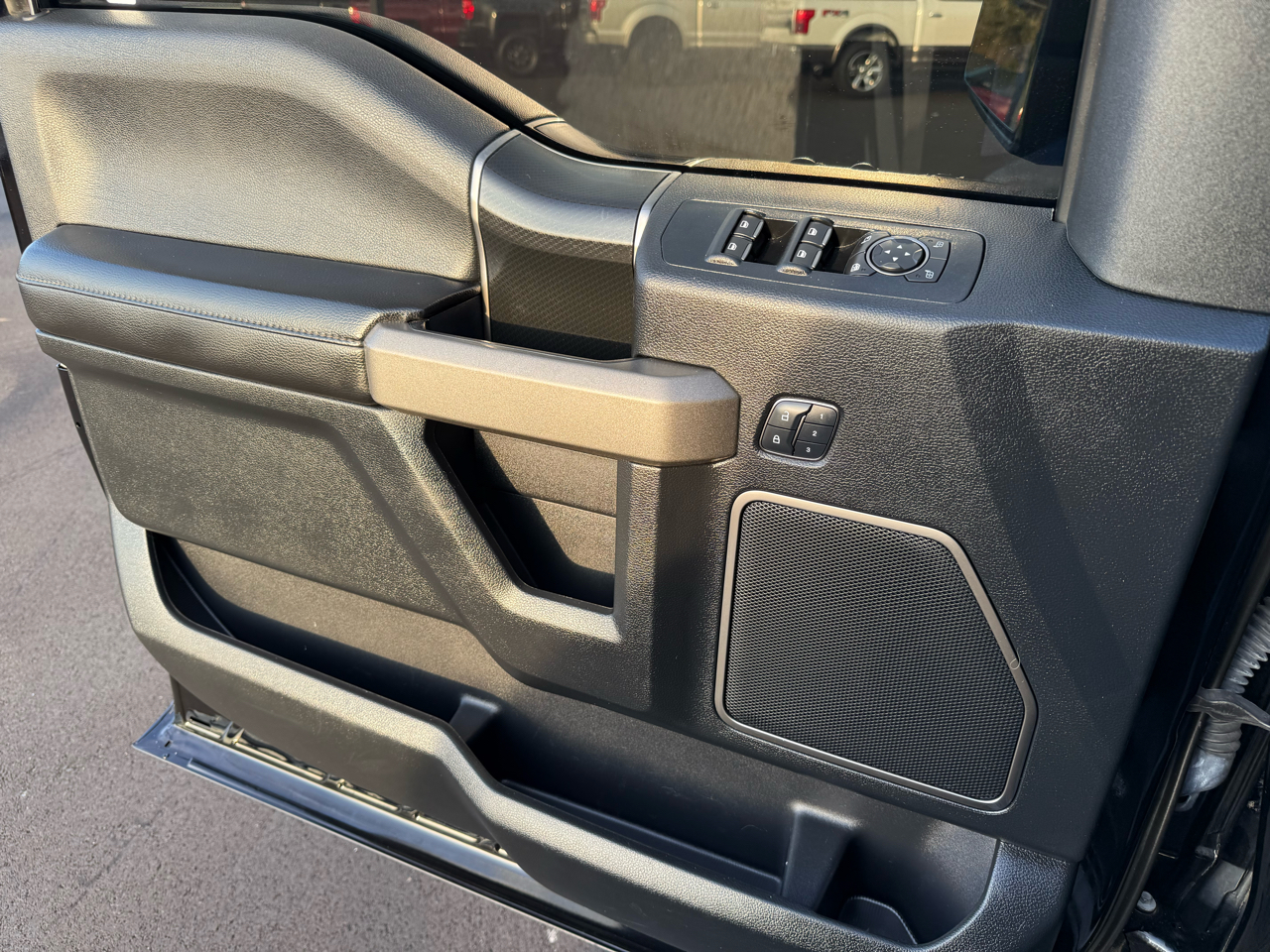 Ford F-150 4WD SuperCrew 145" SVT Raptor 2017