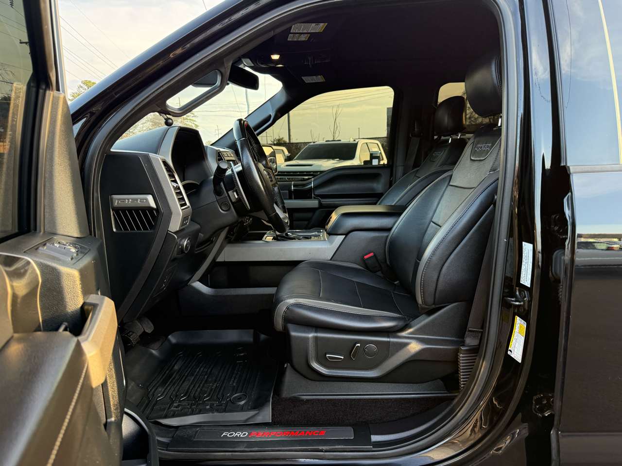 Ford F-150 4WD SuperCrew 145" SVT Raptor 2017