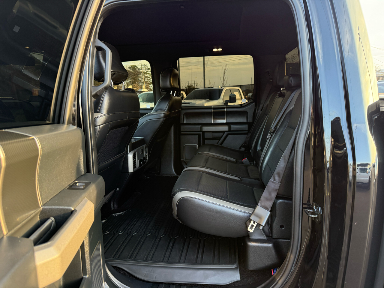 Ford F-150 4WD SuperCrew 145" SVT Raptor 2017