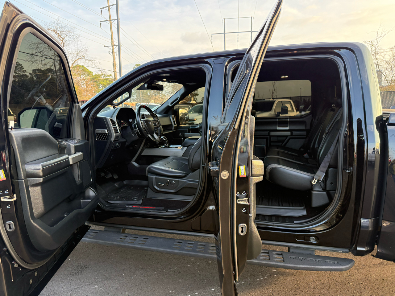 Ford F-150 4WD SuperCrew 145" SVT Raptor 2017