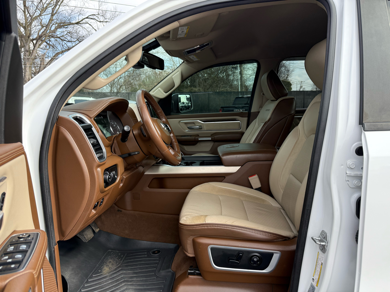 RAM 1500 Laramie 4x4 Crew Cab 5'7" Box 2020