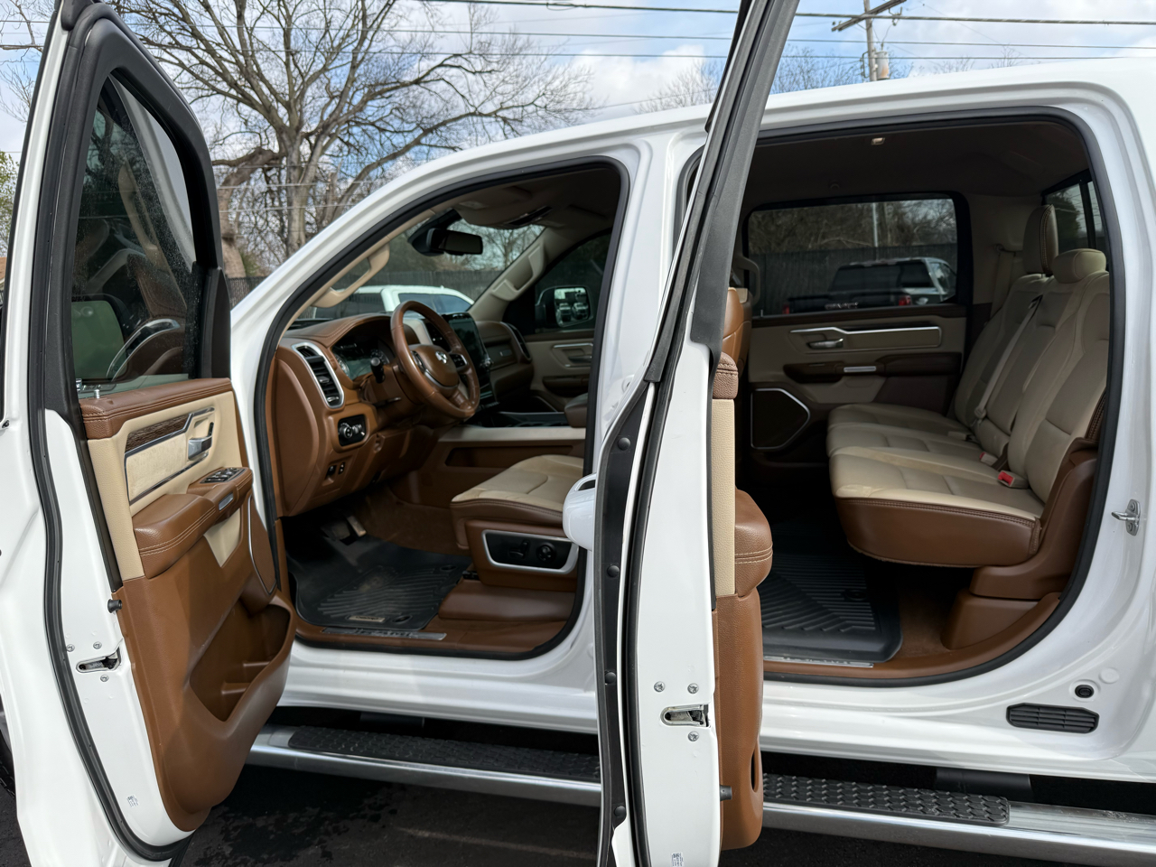 RAM 1500 Laramie 4x4 Crew Cab 5'7" Box 2020