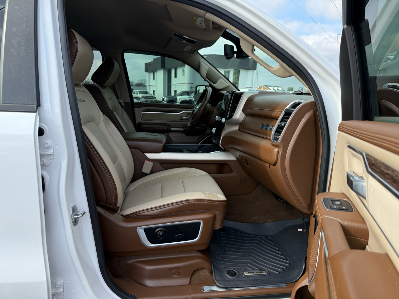 RAM 1500 Laramie 4x4 Crew Cab 5'7" Box 2020