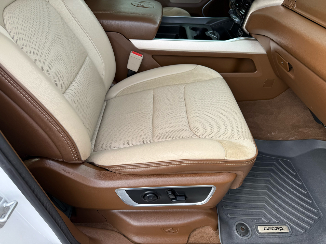 RAM 1500 Laramie 4x4 Crew Cab 5'7" Box 2020