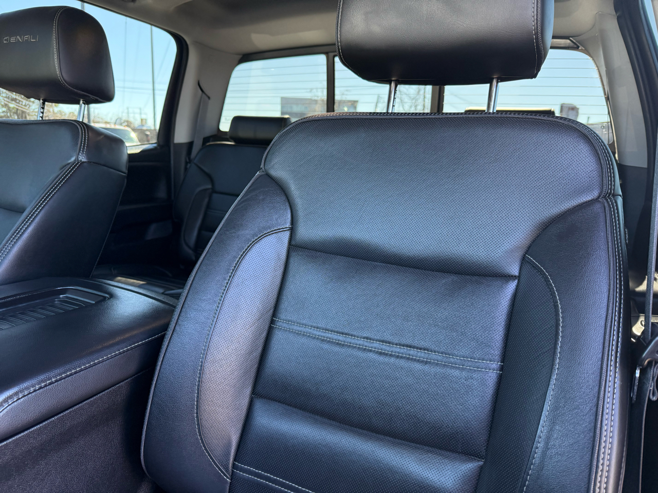 GMC Sierra 1500 4WD Crew Cab 143.5" Denali 2018