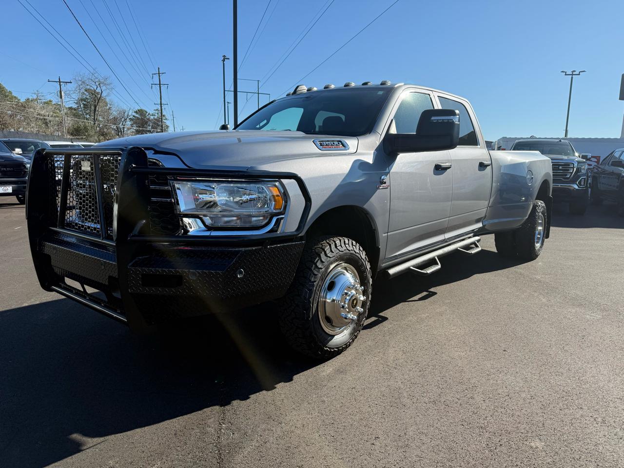 RAM 3500 Tradesman 4x4 Crew Cab 8' Box 2023