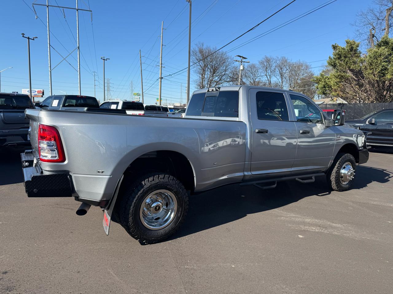 RAM 3500 Tradesman 4x4 Crew Cab 8' Box 2023