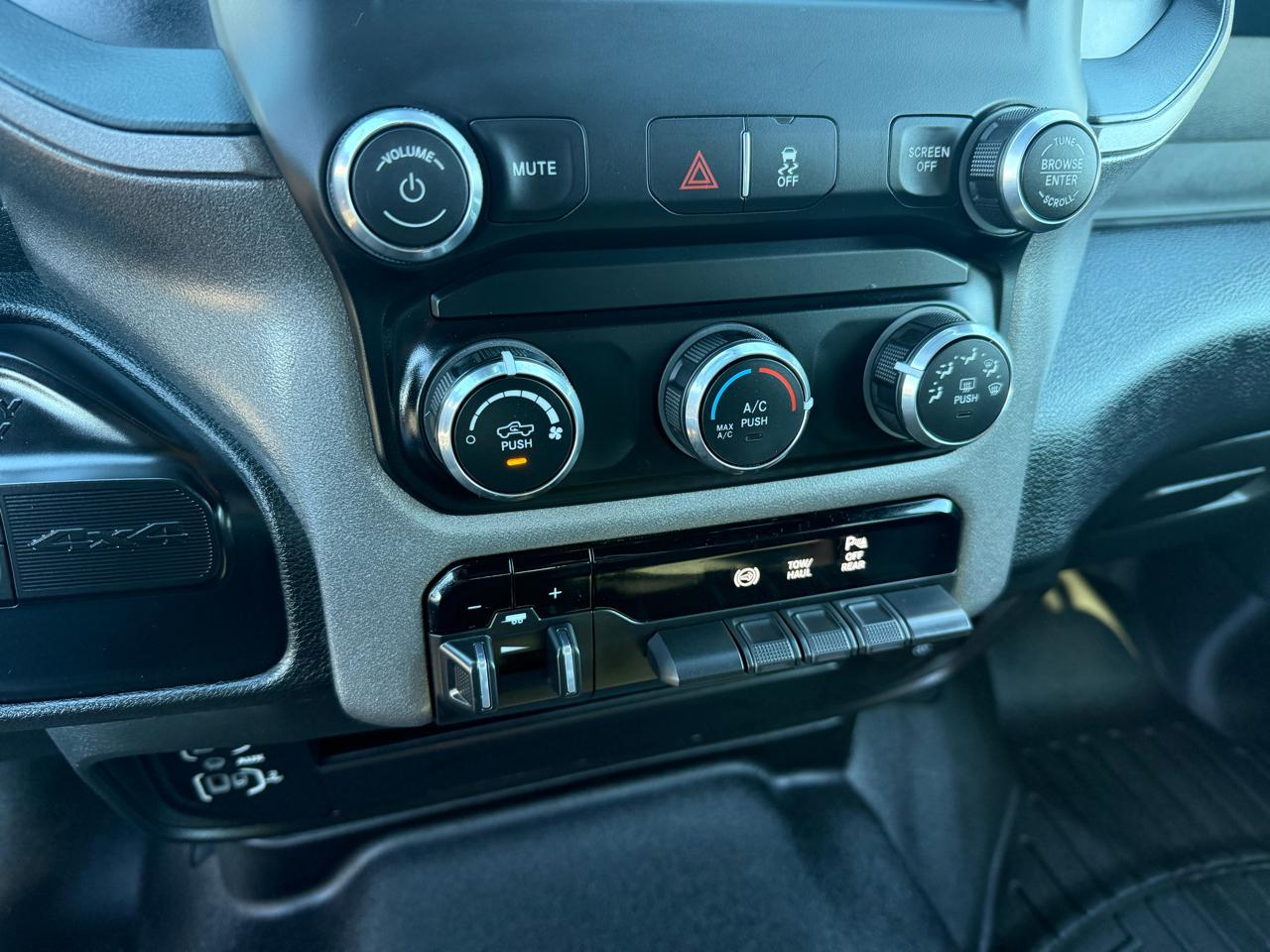 RAM 3500 Tradesman 4x4 Crew Cab 8' Box 2023