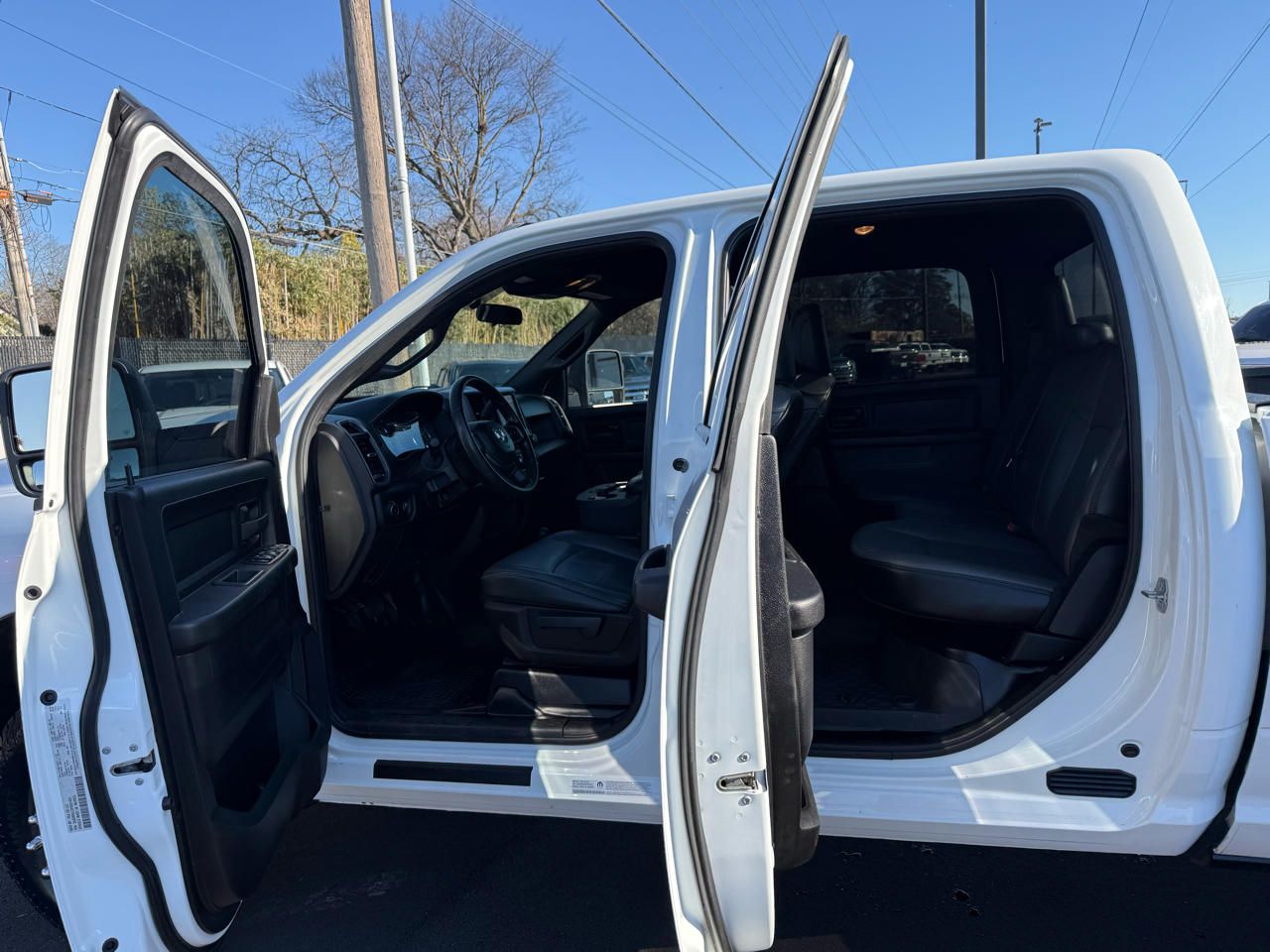 RAM 3500 Tradesman 4x4 Crew Cab 8' Box 2023