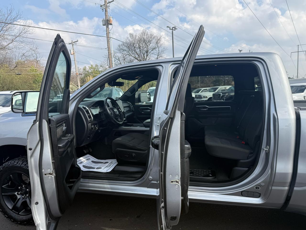 RAM 1500 Big Horn 4x4 Crew Cab 5'7" Box 2024