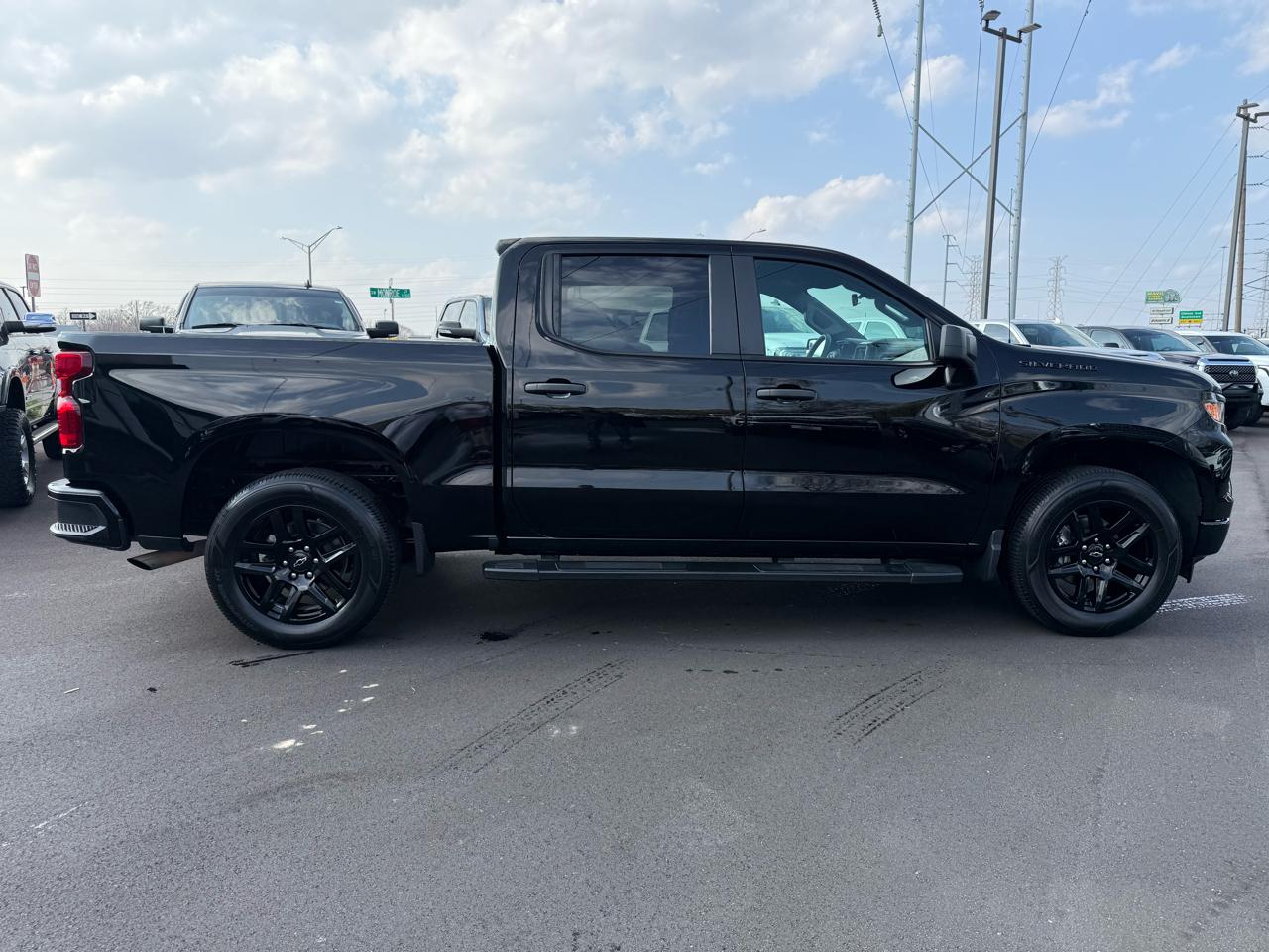 Chevrolet Silverado 1500 4WD Crew Cab 147" Custom 2023