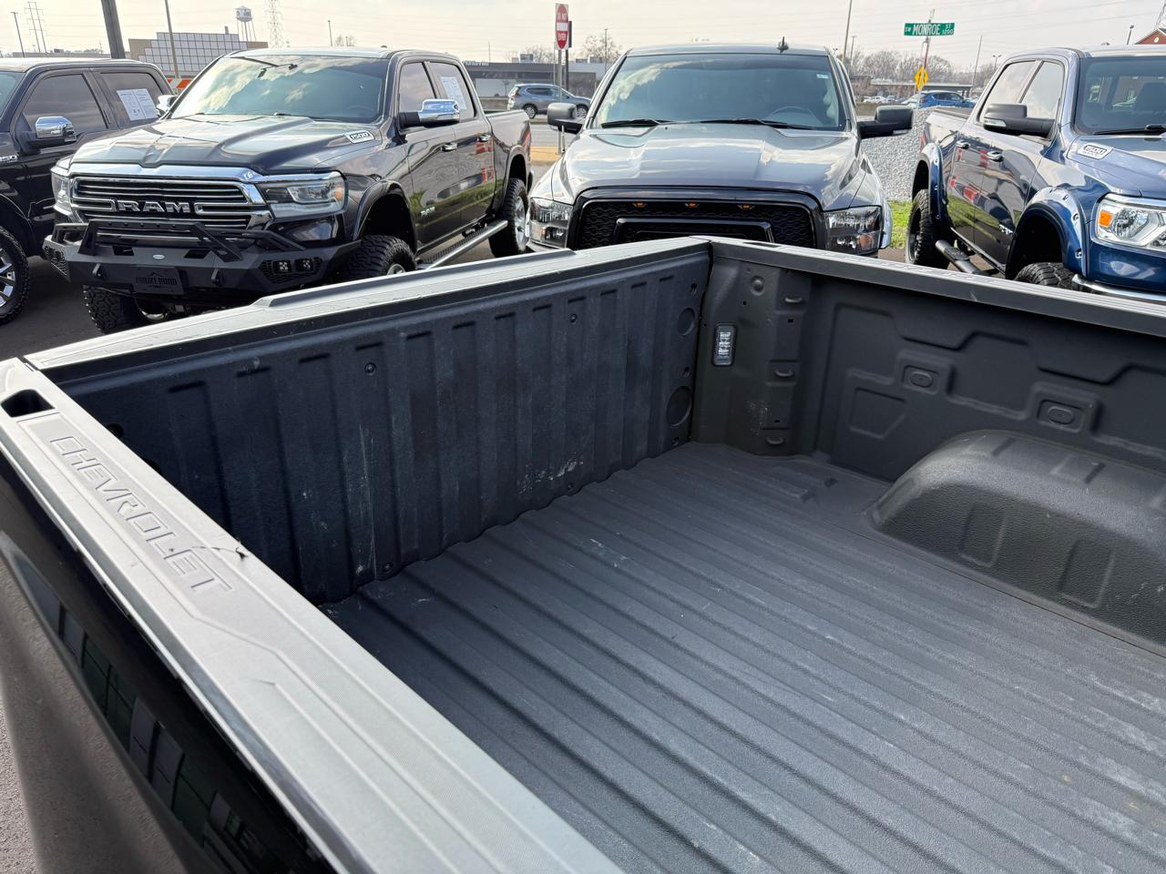 Chevrolet Silverado 1500 4WD Crew Cab 147" Custom 2023