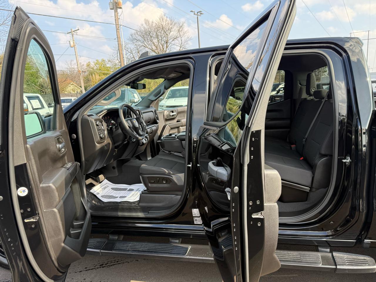 Chevrolet Silverado 1500 4WD Crew Cab 147" Custom 2023