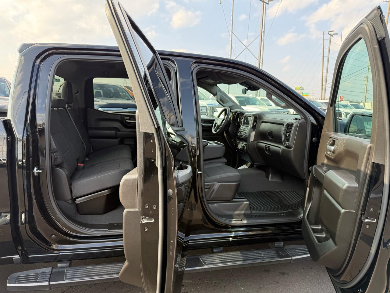 Chevrolet Silverado 1500 4WD Crew Cab 147" Custom 2023