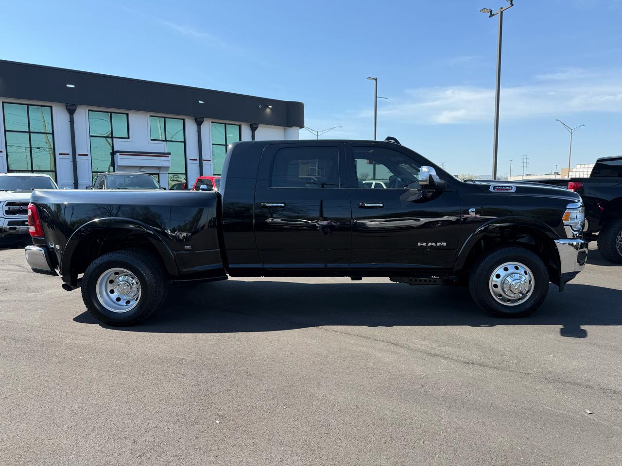 RAM 3500 Laramie 4x4 Mega Cab 6'4" Box 2022