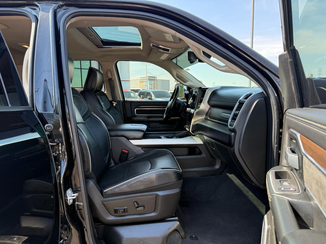 RAM 3500 Laramie 4x4 Mega Cab 6'4" Box 2022