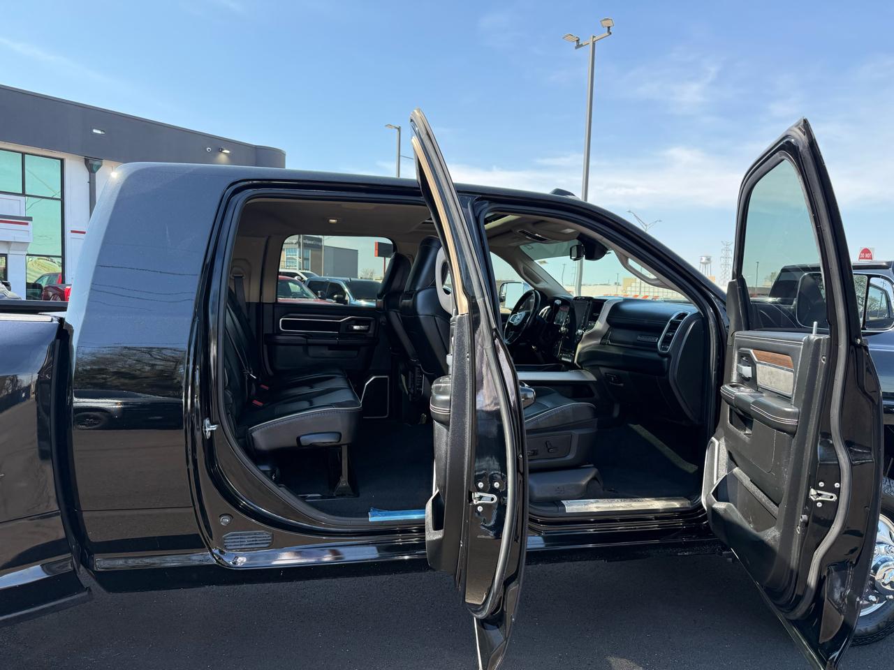 RAM 3500 Laramie 4x4 Mega Cab 6'4" Box 2022