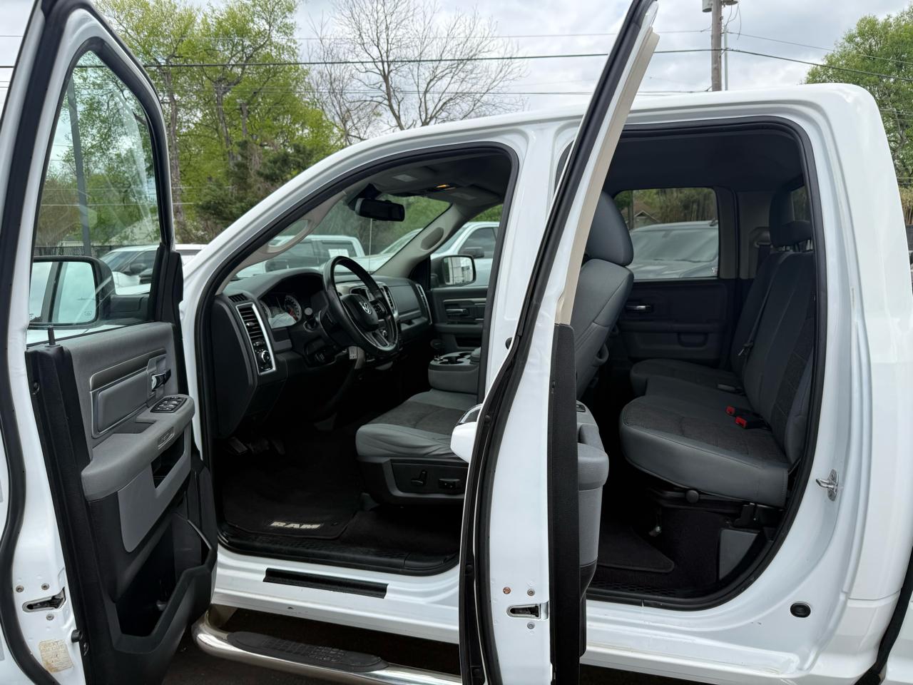 RAM 1500 4WD Quad Cab 140.5" Big Horn 2015