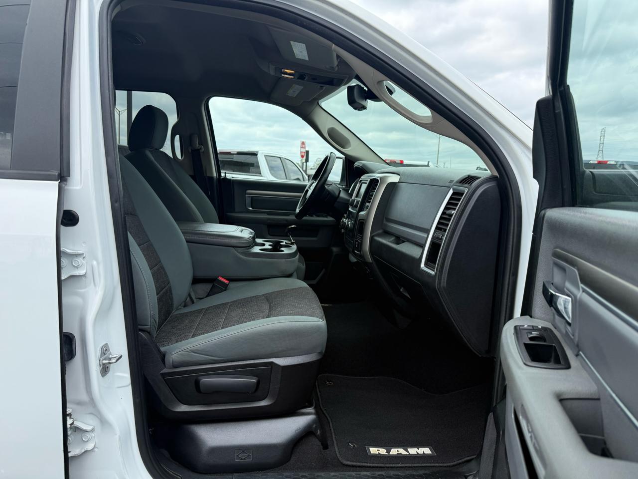 RAM 1500 4WD Quad Cab 140.5" Big Horn 2015